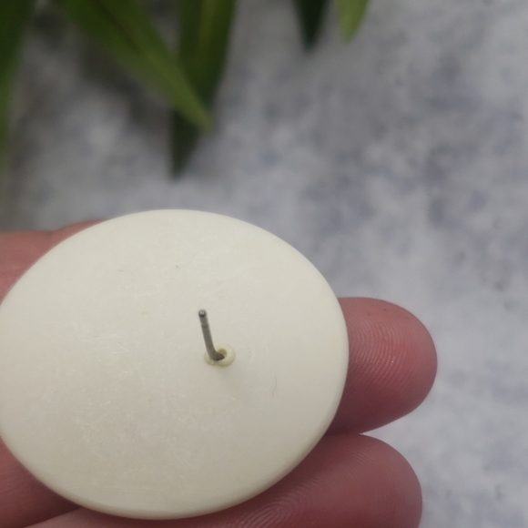 Vintage | Large Floral Stud Earrings - Picture 3 of 3